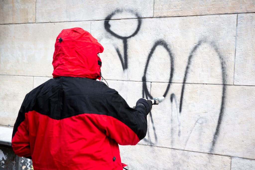 Graffiti op gevels: waarom snel en correct ingrijpen cruciaal is 3 Bodima graffiti vandalisme reiniging