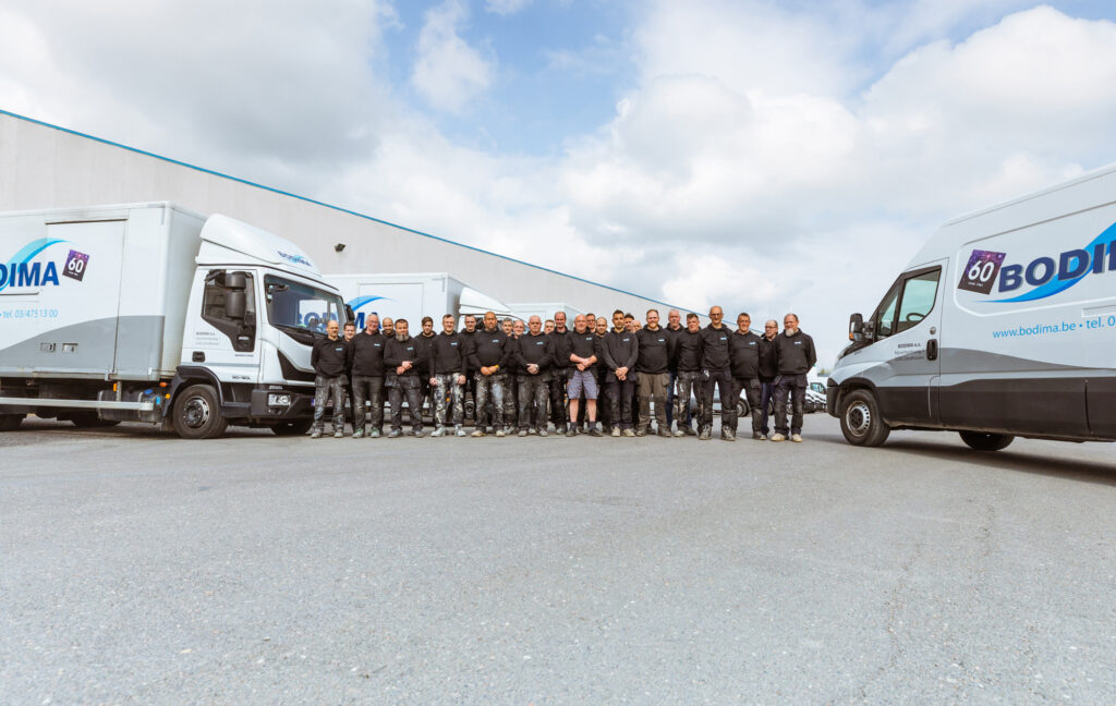 Het team van Bodima bij de bedrijfswagens in Zandhoven