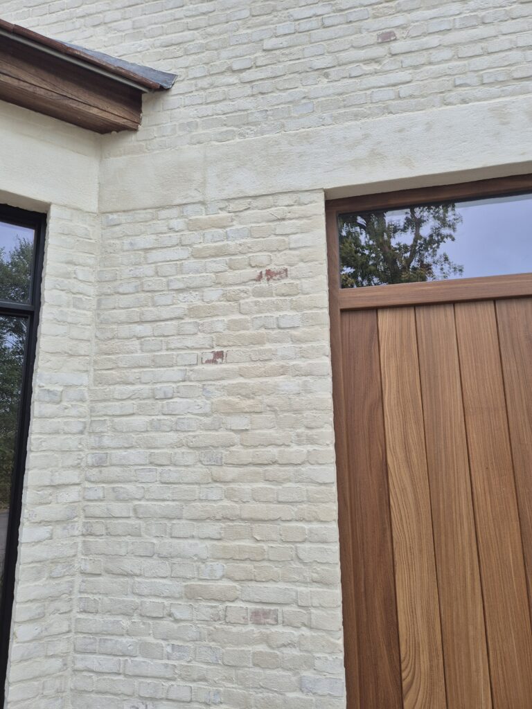 Detail van gevel en voordeur na papvoegen (chipperen)