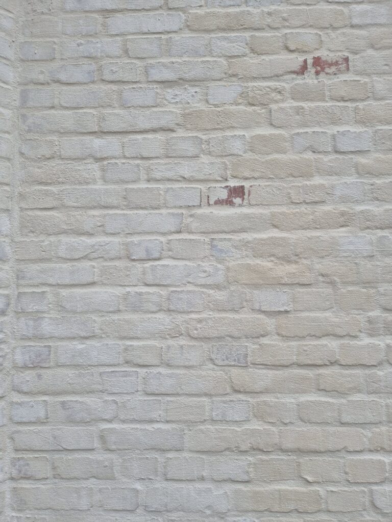 Detail van een gepapvoegde gevel: de baksteen blijft zichtbaar