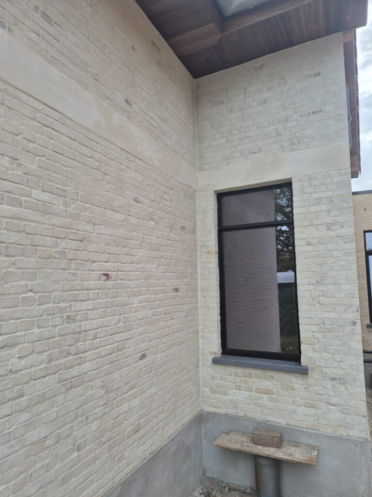 Gevel met raam na papvoegen (chipperen)