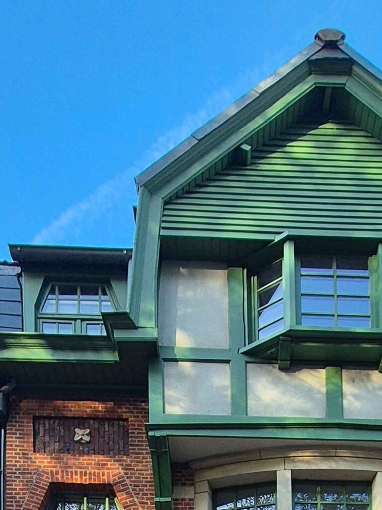 Topgevel met geschilderd houten vakwerk en nieuwe simili-bepleistering