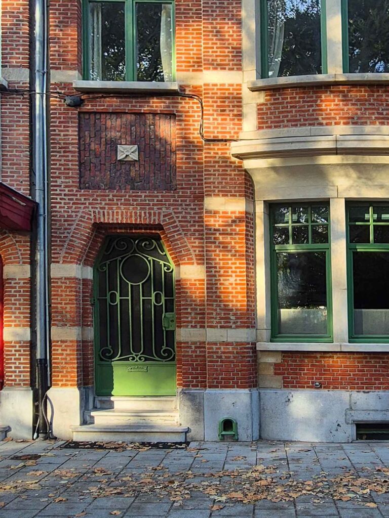 Gereinigde baksteengevel en geschilderde voordeur na de renovatie