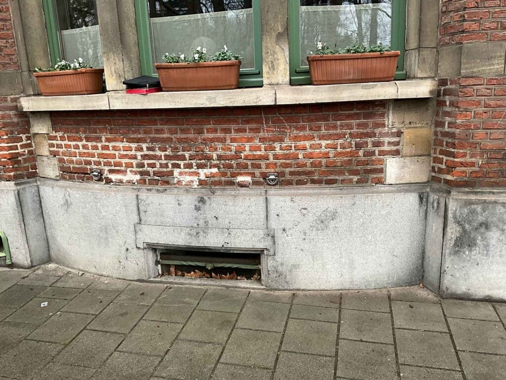 Vervuilde plint en metselwerk vóór de Torbo-reiniging
