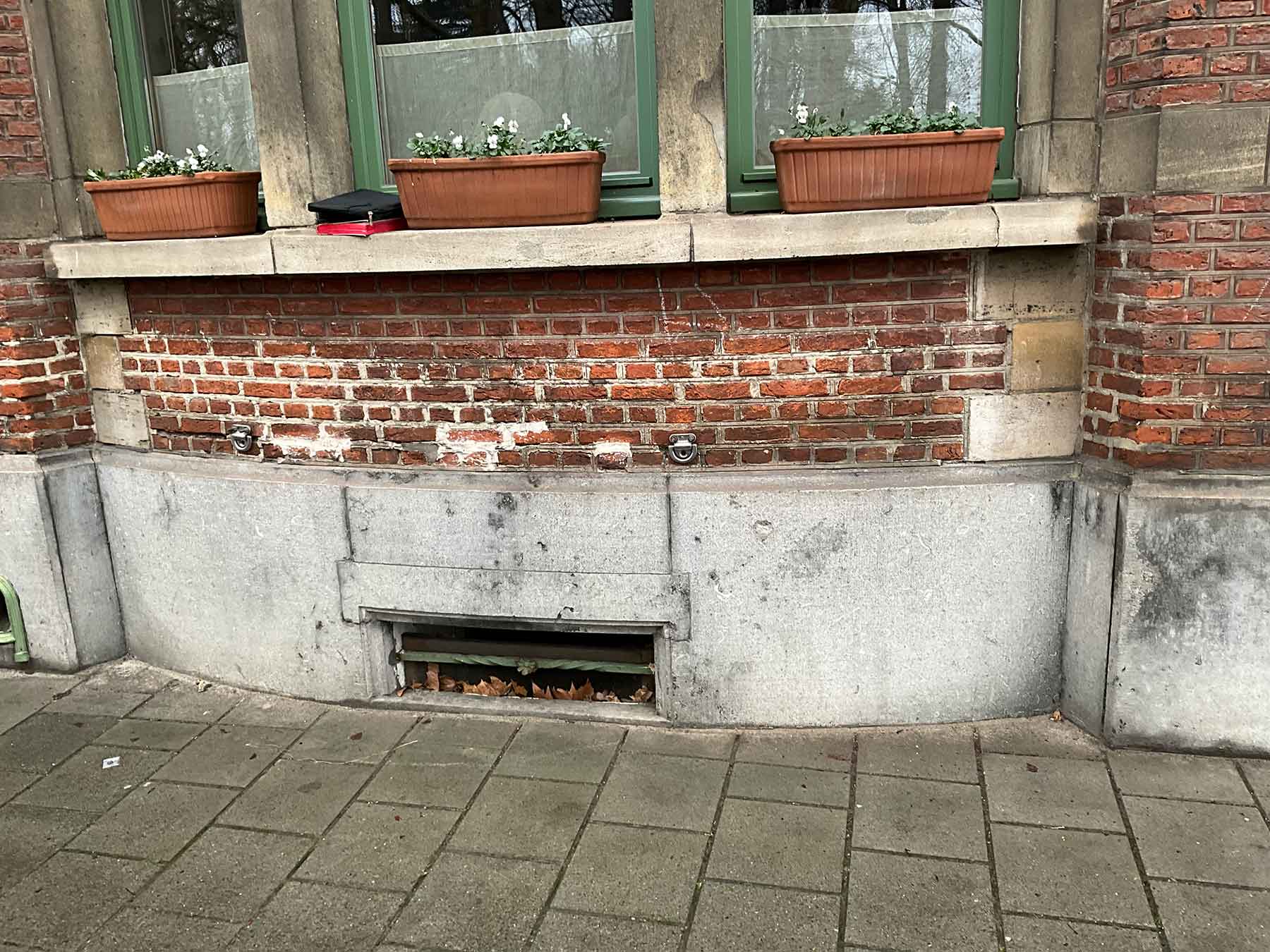 Project: Torbo-reiniging en nieuw pleisterwerk voor Belle Epoque woning in Borgerhout 7 Vervuilde plint en metselwerk vóór de Torbo-reiniging