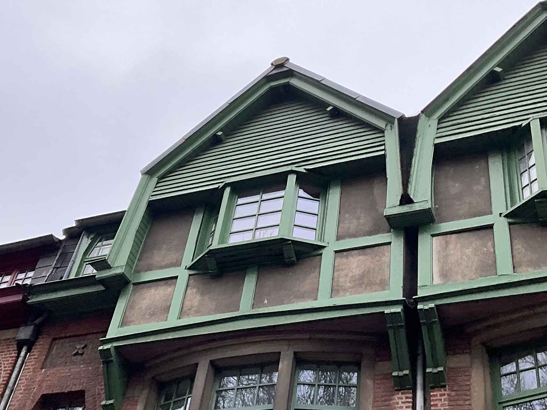 Project: Torbo-reiniging en nieuw pleisterwerk voor Belle Epoque woning in Borgerhout 5 Topgevel met verweerd vakwerk en pleisterwerk vóór de renovatie