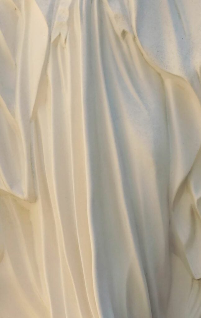 graffiti op standbeeld